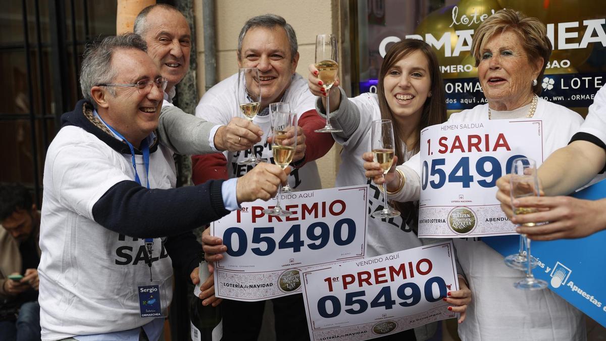 Un 'pellizco' del número 05.490, el Gordo de Navidad, con 4,4 millones de euros consignados, ha sido vendido en la lotería Ormaetxea de Bilbao.