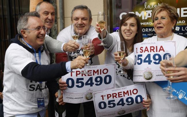 Un 'pellizco' del número 05.490, el Gordo de Navidad, con 4,4 millones de euros consignados, ha sido vendido en la lotería Ormaetxea de Bilbao. Un 'pellizco' del número 05.490, el Gordo de Navidad, con 4,4 millones de euros consignados, ha sido vendido en la lotería Ormaetxea de Bilbao.