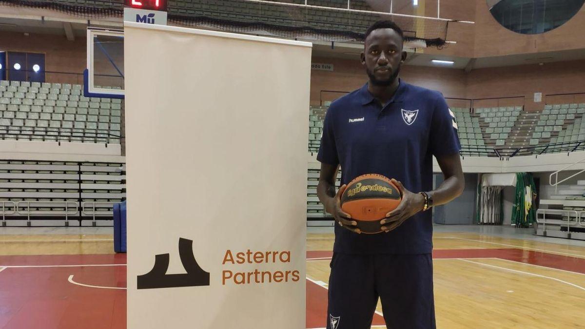 Ilimane Diop posa en Murcia tras cerrarse su fichaje con el club universitario