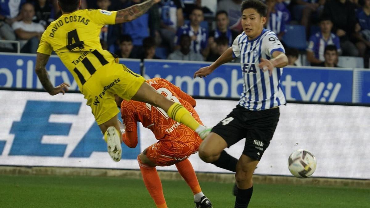 Hara pelea por un balón en un partido ante el Oviedo