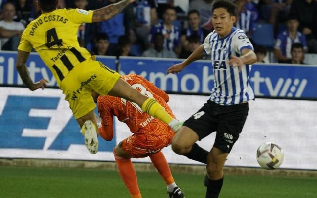 Hara pelea por un balón en un partido ante el Oviedo Hara pelea por un balón en un partido ante el Oviedo