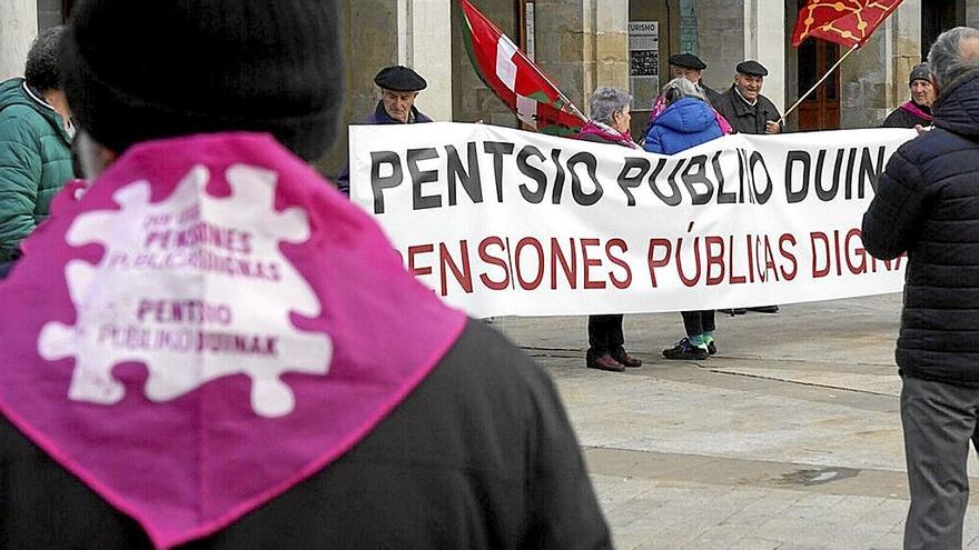 Juan Antonio Armentia y Pepe Mouliaa narran los antecedentes y orígenes de las movilizaciones de pensionistas que han desembocado en concentraciones los lunes en la Plaza Nueva de Vitoria y manifestaciones por las calles cada dos o tres meses. | FO