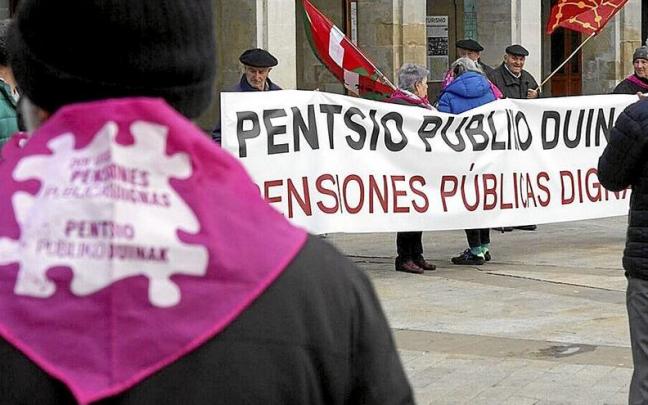 Juan Antonio Armentia y Pepe Mouliaa narran los antecedentes y orígenes de las movilizaciones de pensionistas que han desembocado en concentraciones los lunes en la Plaza Nueva de Vitoria y manifestaciones por las calles cada dos o tres meses. | FO