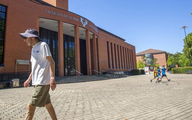 Los edificios p&uacute;blicos, en la imagen la facultad de Letras de Gasteiz, controlar&aacute;n su consumo.