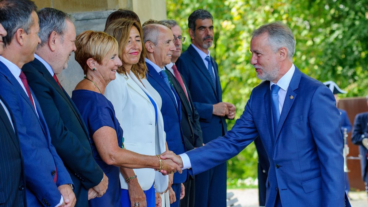 Urkullu saluda a los miembros de su Ejecutivo a su llegada al Palacio Miramar