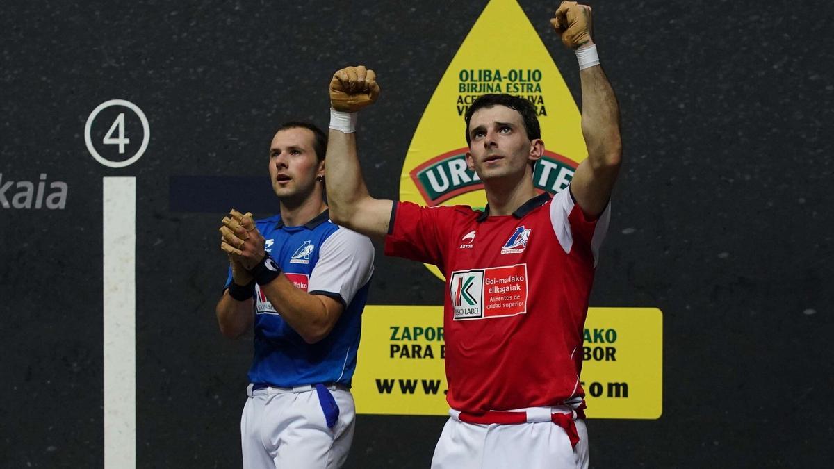 Jokin Altuna celebra el pase a su séptima final del Cuatro y Medio ante Aitor Elordi.