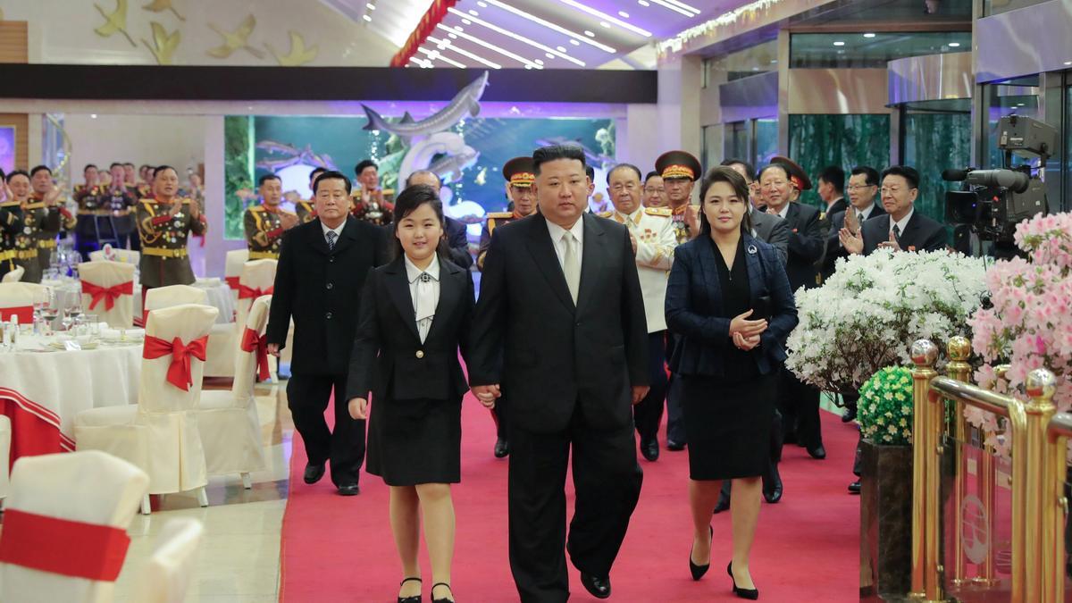 Kim Jong-un, junto a su hija (i).