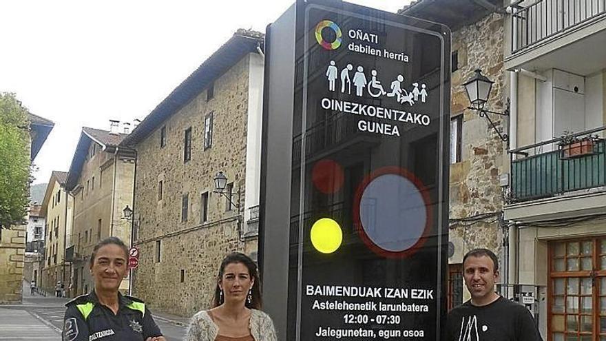 Lazpita, la alcaldesa e Igartua, junto al t&oacute;tem-sem&aacute;foro de Ram&oacute;n Irizar.