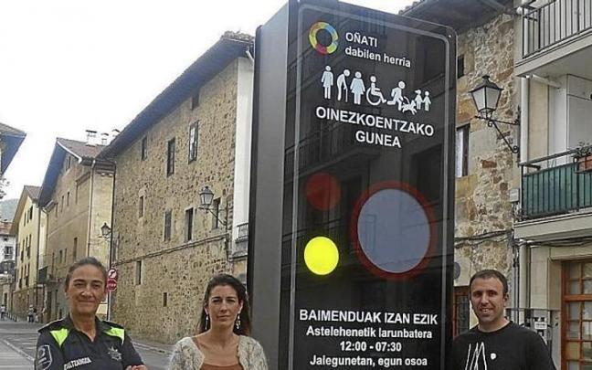 Lazpita, la alcaldesa e Igartua, junto al tótem-semáforo de Ramón Irizar.