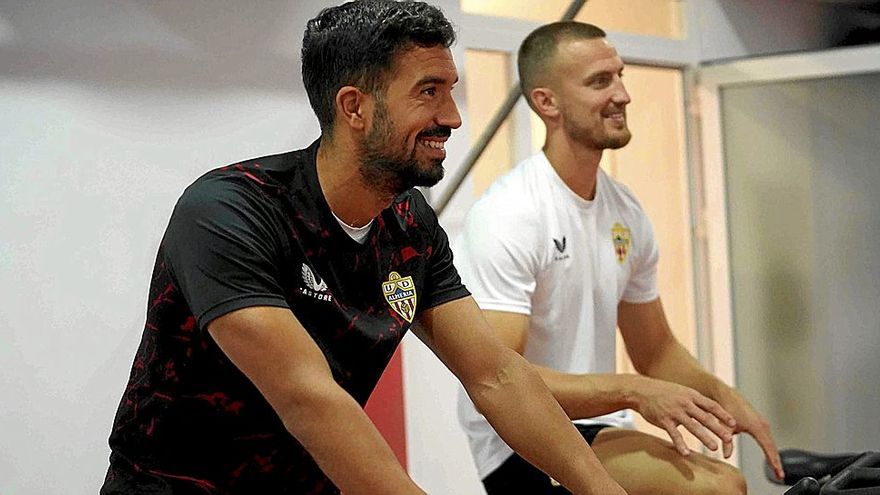 Pacheco, sonriente junto a otro exalbiazul como Rodrigo Ely en las instalaciones de su actual club.