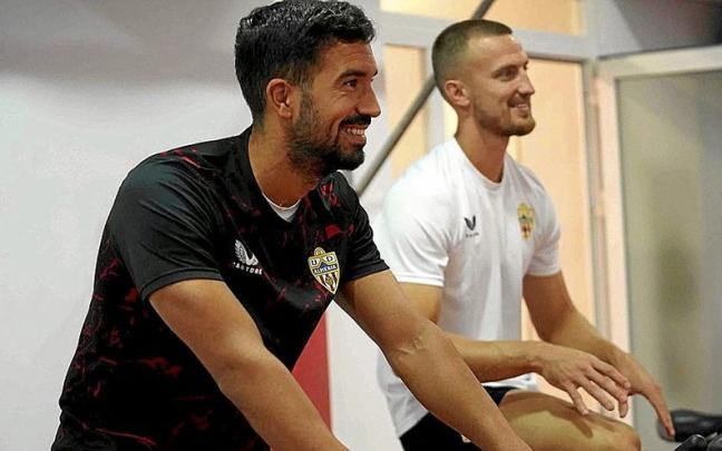 Pacheco, sonriente junto a otro exalbiazul como Rodrigo Ely en las instalaciones de su actual club.