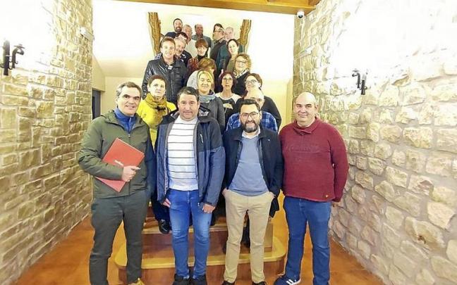 Alcaldes de 17 localidades en Aguilar de Codés, con Javier Remírez y Guzmán Garmendia.