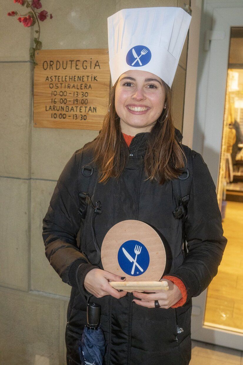 Sara Apilanez sale en la tamborrada de adultos de Zurriola Ikastola