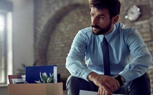 Un hombre con rostro de preocupaci&oacute;n en su trabajo.