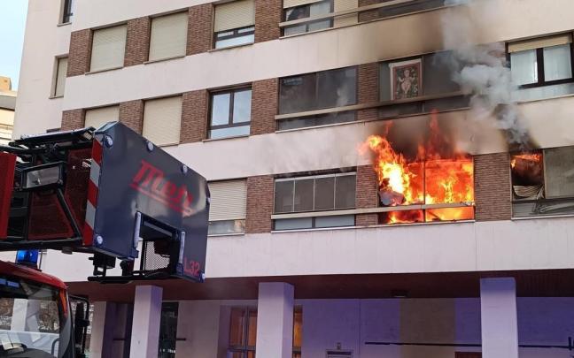 Vista de las llamas en la vivienda de San Juan afectada por el fuego.