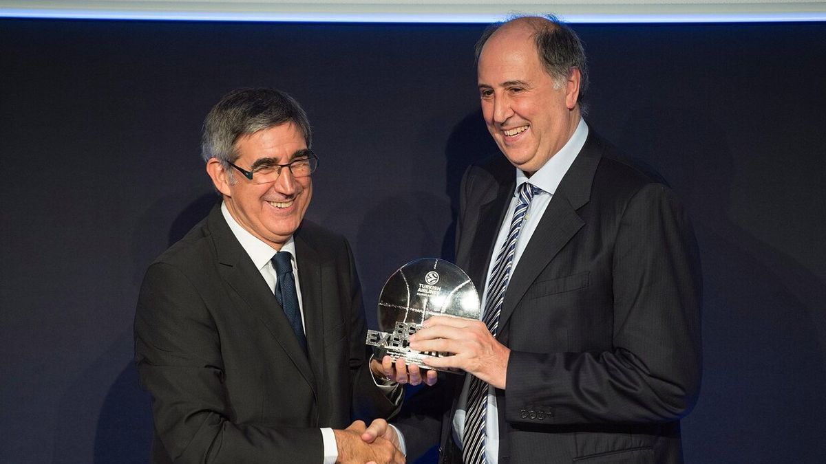 Josean Querejeta, presidente del Baskonia, recibe un galard&oacute;n de Jordi Bertomeu