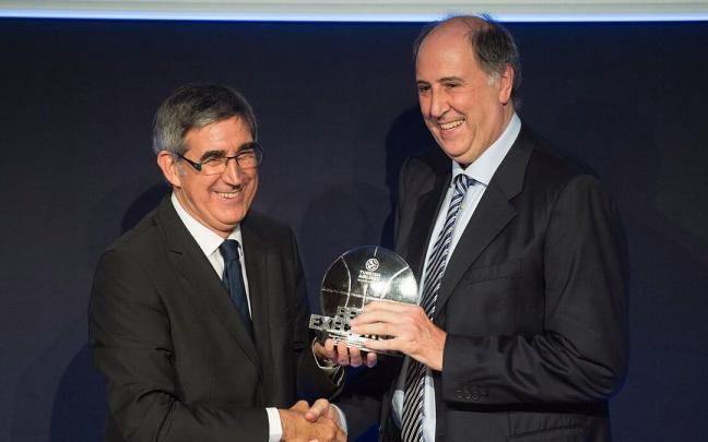 Josean Querejeta, presidente del Baskonia, recibe un galard&oacute;n de Jordi Bertomeu
