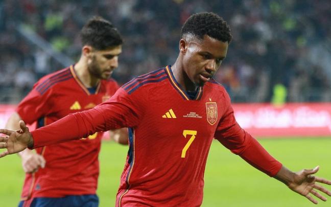 Ansu Fati celebra su gol durante el partido.