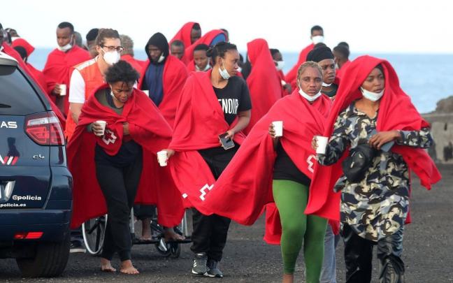 Varias de las personas rescatadsa a su llegada a Lanzarote. Varias de las personas rescatadsa a su llegada a Lanzarote.
