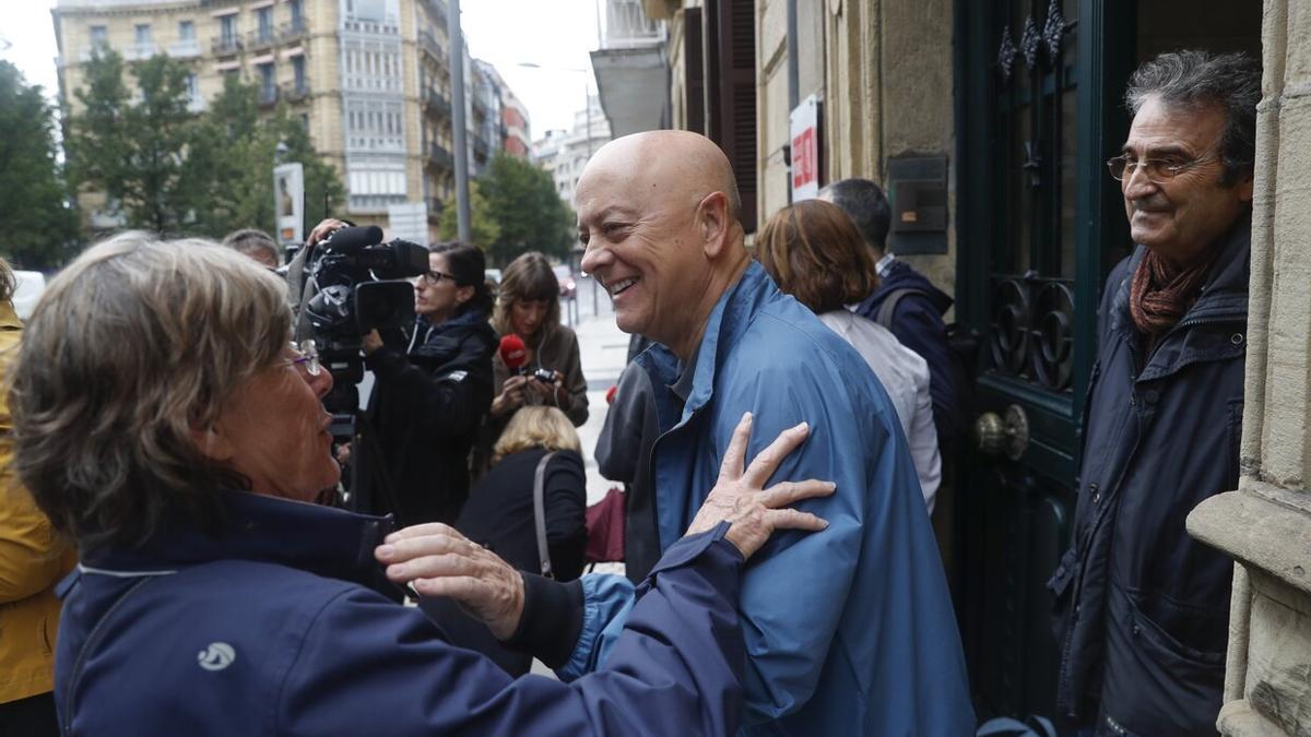 El exalcalde de Donostia, Odón Elorza, saluda a la histórica militante socialista Bárbara Durkhop, viuda del dirigente del PSE Enrique Casas