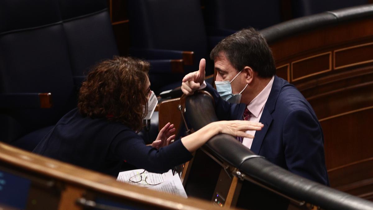 El portavoz del PNV en el Congreso, Aitor Esteban, charla con la ministra de Hacienda, María Jesús Montero.