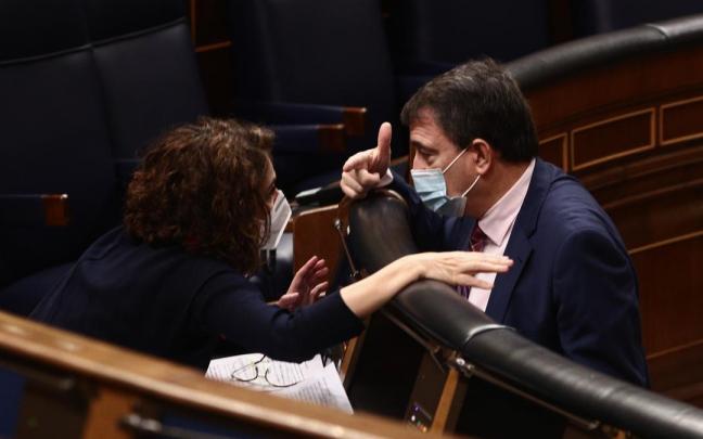 El portavoz del PNV en el Congreso, Aitor Esteban, charla con la ministra de Hacienda, María Jesús Montero.