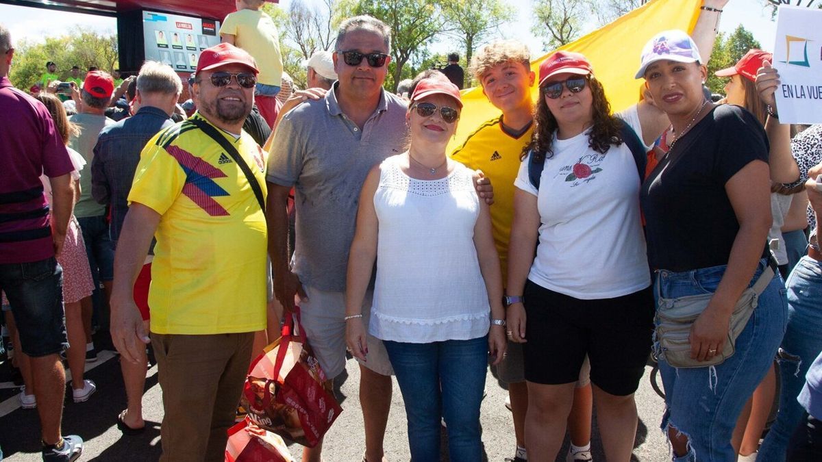 Este grupo de colombianos se acercó a la salida de la Vuelta a España para animar a sus compatriotas