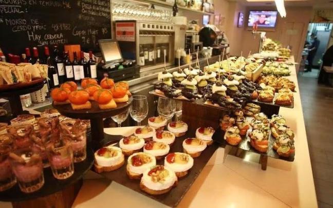 Una barra llena de pintxos en la Parte Vieja de Donostia Una barra llena de pintxos en la Parte Vieja de Donostia