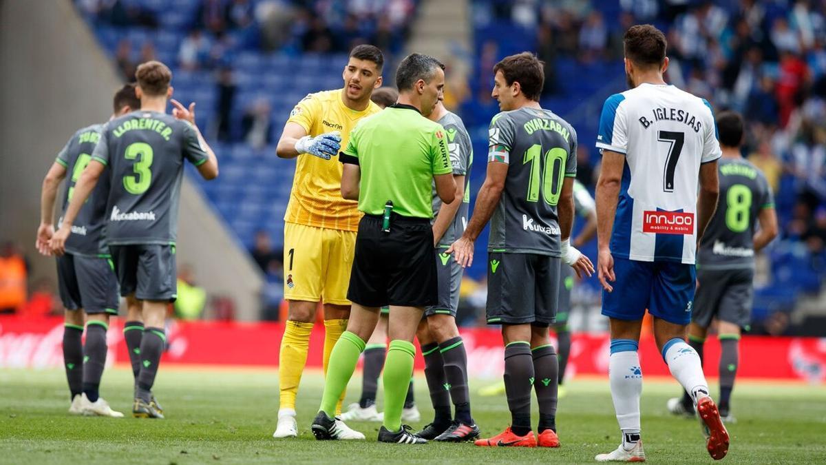 Rulli y Oyarzabal protestan a Jaime Latre durante el partido ante el Espanyol en la temporada 2018-19.