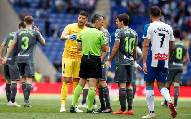 Rulli y Oyarzabal protestan a Jaime Latre durante el partido ante el Espanyol en la temporada 2018-19.