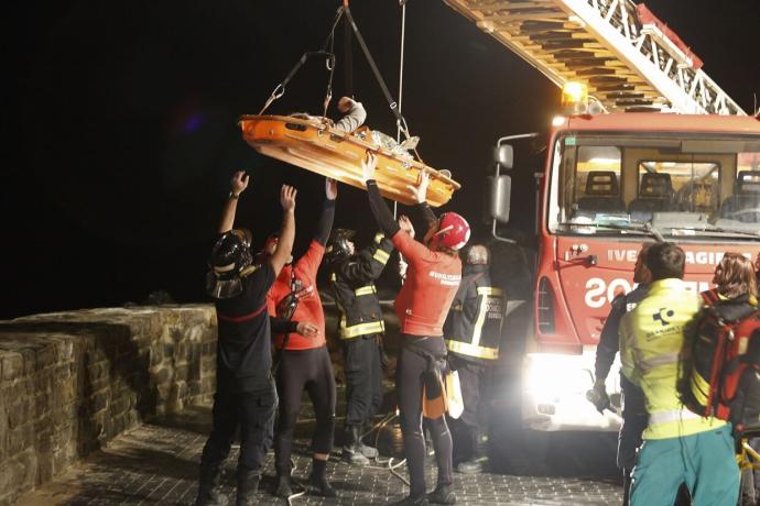 Los bomberos rescatan a un niño de las rocas del espigón de la Zurriola.