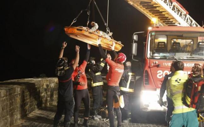 Los bomberos rescatan a un niño de las rocas del espigón de la Zurriola. Los bomberos rescatan a un niño de las rocas del espigón de la Zurriola.
