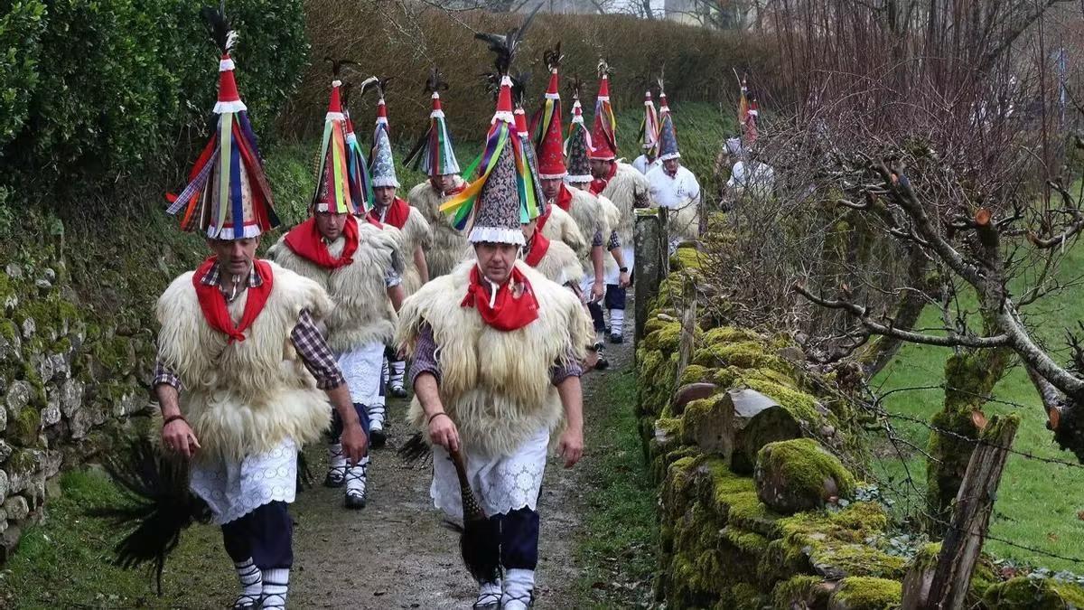 Los joaldunak de Aurtitz y Zubieta se dirigen a Ituren durante el desfile del carnaval rural