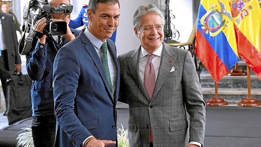 Pedro Sánchez, ayer en Quito junto al presidente de Ecuador, Guillermo Lasso.