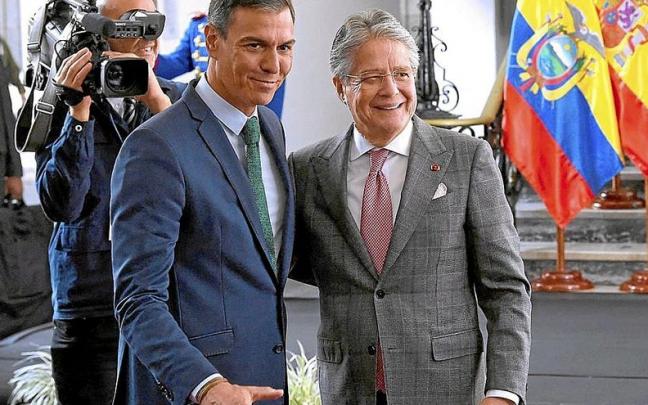Pedro Sánchez, ayer en Quito junto al presidente de Ecuador, Guillermo Lasso.