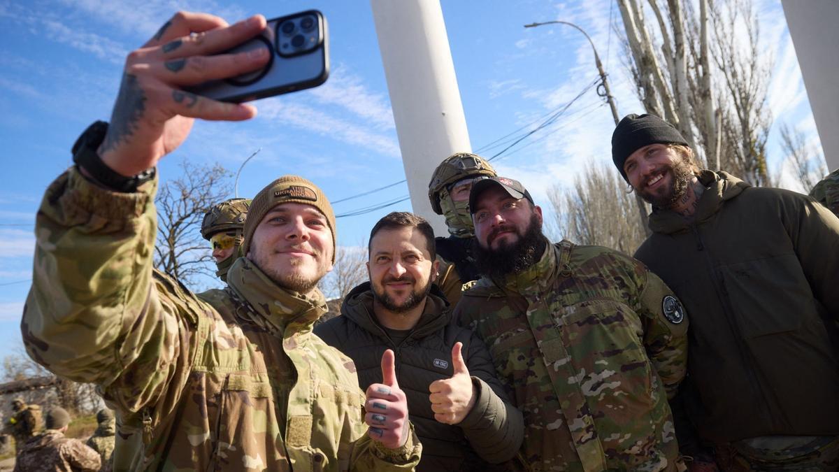 Zelenski se hace un 'selfie' con varios militares en Jersón.