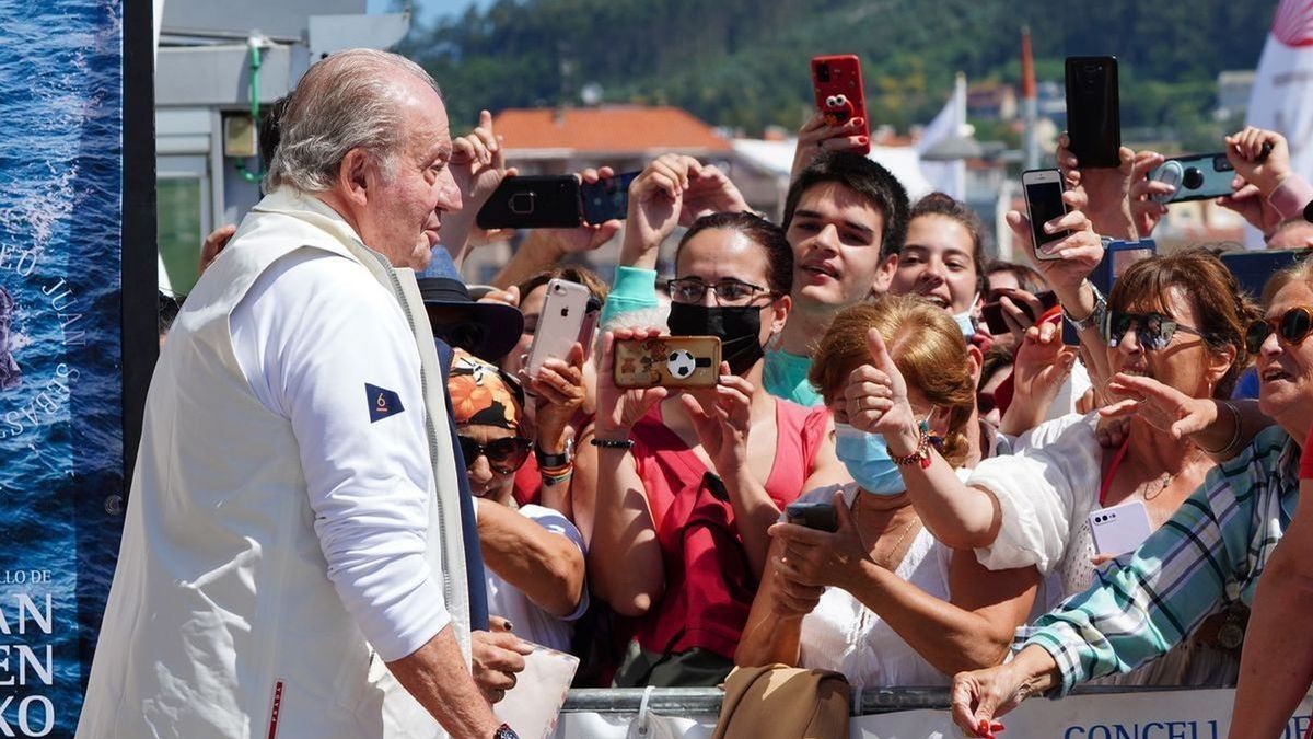 El rey emérito Juan Carlos de Borbón, en la visita que realizó a Sanxenxo (Pontevedra) a mediados de mayo.