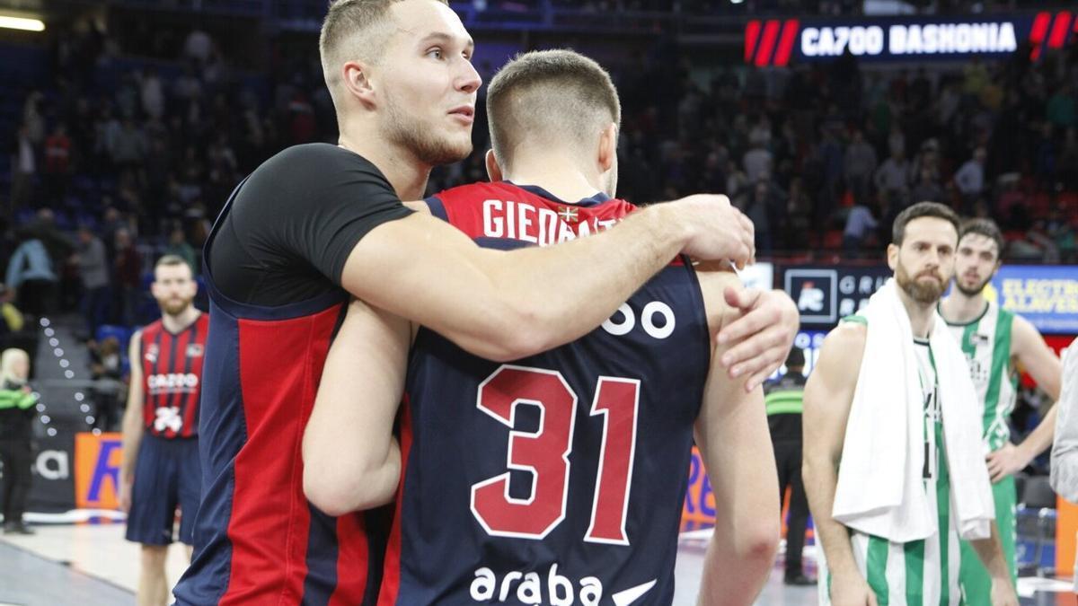 Sedekerskis abraza a Giedraitis al término del duelo ante el Betis