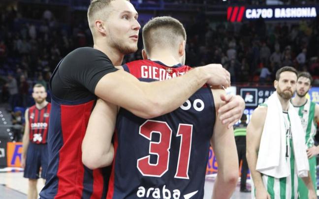 Sedekerskis abraza a Giedraitis al término del duelo ante el Betis Sedekerskis abraza a Giedraitis al término del duelo ante el Betis