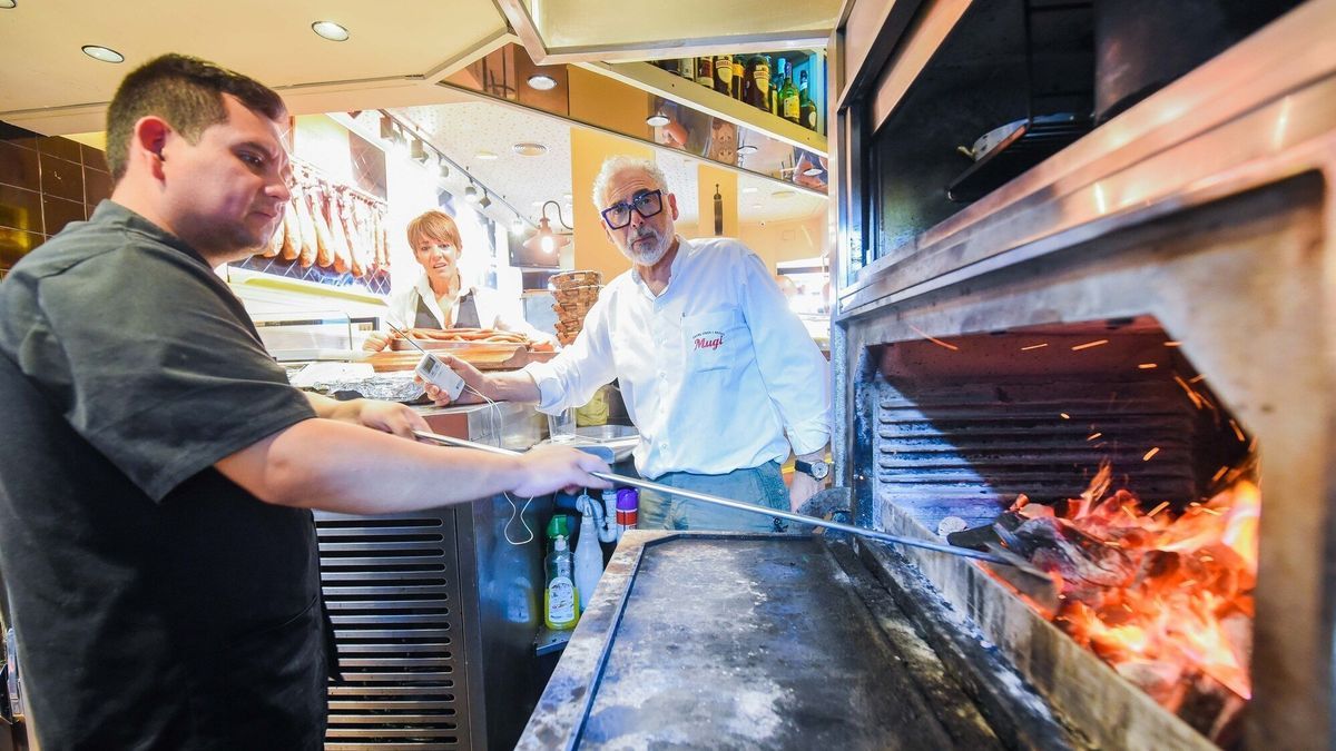 En el bar Mugi la brasa a más 300 grados y pegada a la barra impide casi por ella misma cumplir la normativa.