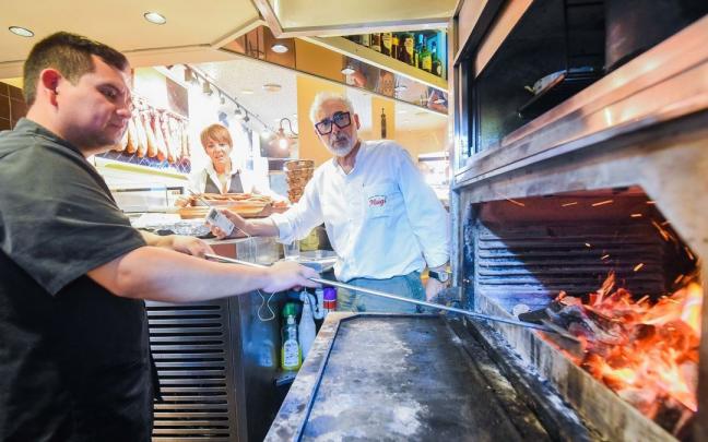 En el bar Mugi la brasa a m&aacute;s 300 grados y pegada a la barra impide casi por ella misma cumplir la normativa.