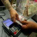 Un viajero carga su tarjeta Renfe con el abono gratuito.