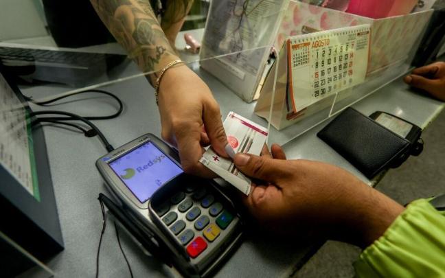 Un viajero carga su tarjeta Renfe con el abono gratuito. Un viajero carga su tarjeta Renfe con el abono gratuito.
