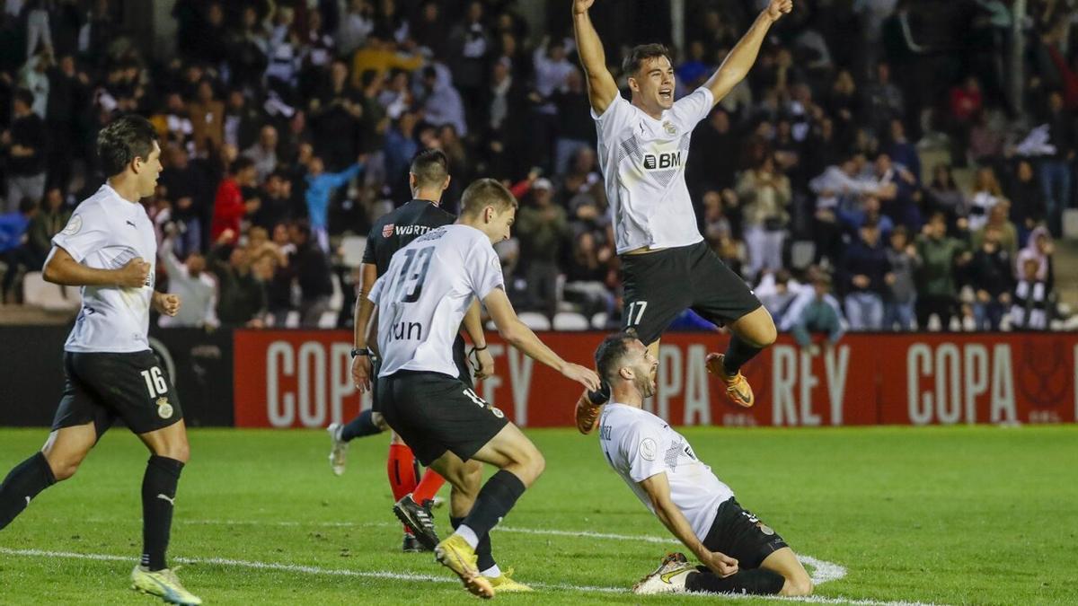 Nacho Sánchez celebra en el suelo el gol que significó la victoria.