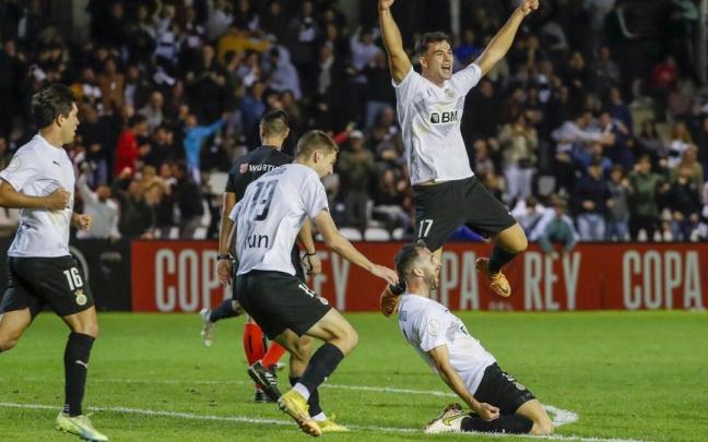 Nacho Sánchez celebra en el suelo el gol que significó la victoria.
