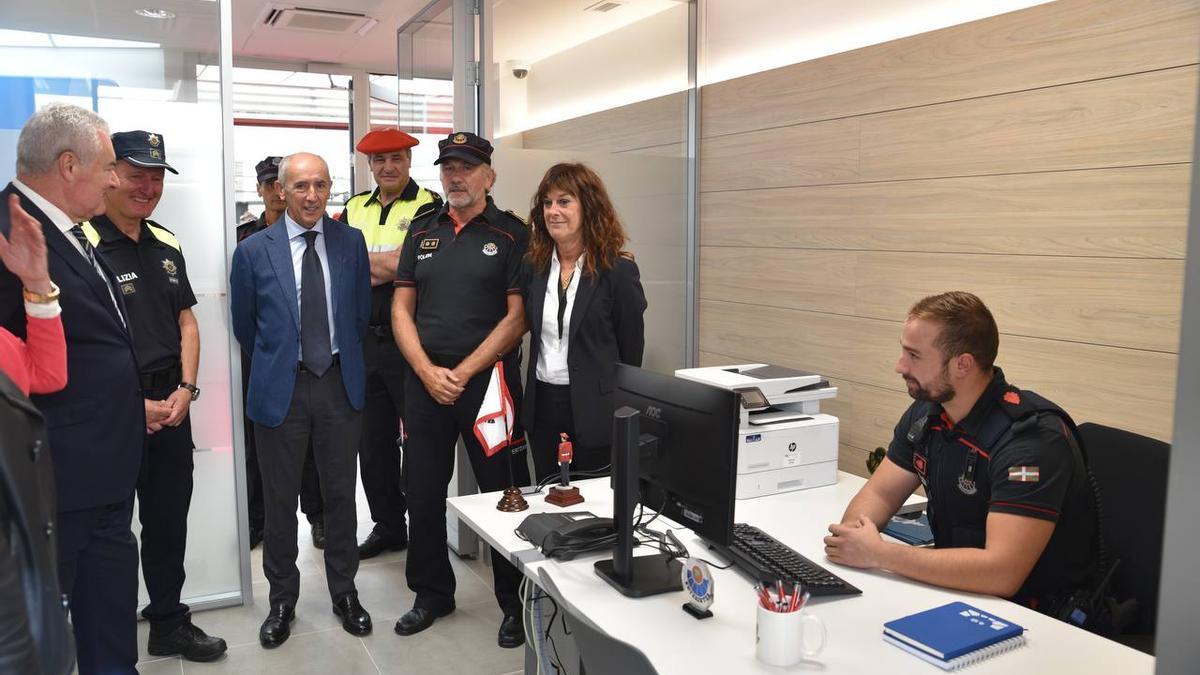 El consejero de Seguridad, Josu Erkoreka, ha visitado este miércoles la nueva oficina de la Ertzaintza en la estación de Abando