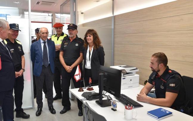 El consejero de Seguridad, Josu Erkoreka, ha visitado este miércoles la nueva oficina de la Ertzaintza en la estación de Abando