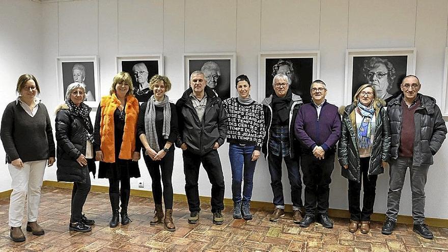 Participantes en la apertura de la muestra ayer en Sangüesa, que espera la visita del público y de la juventud.