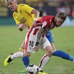 Iker Muniain trata de deshacerse de Iv&aacute;n Alejo en el partido de ida de la liga.