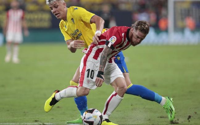 Iker Muniain trata de deshacerse de Iván Alejo en el partido de ida de la liga.